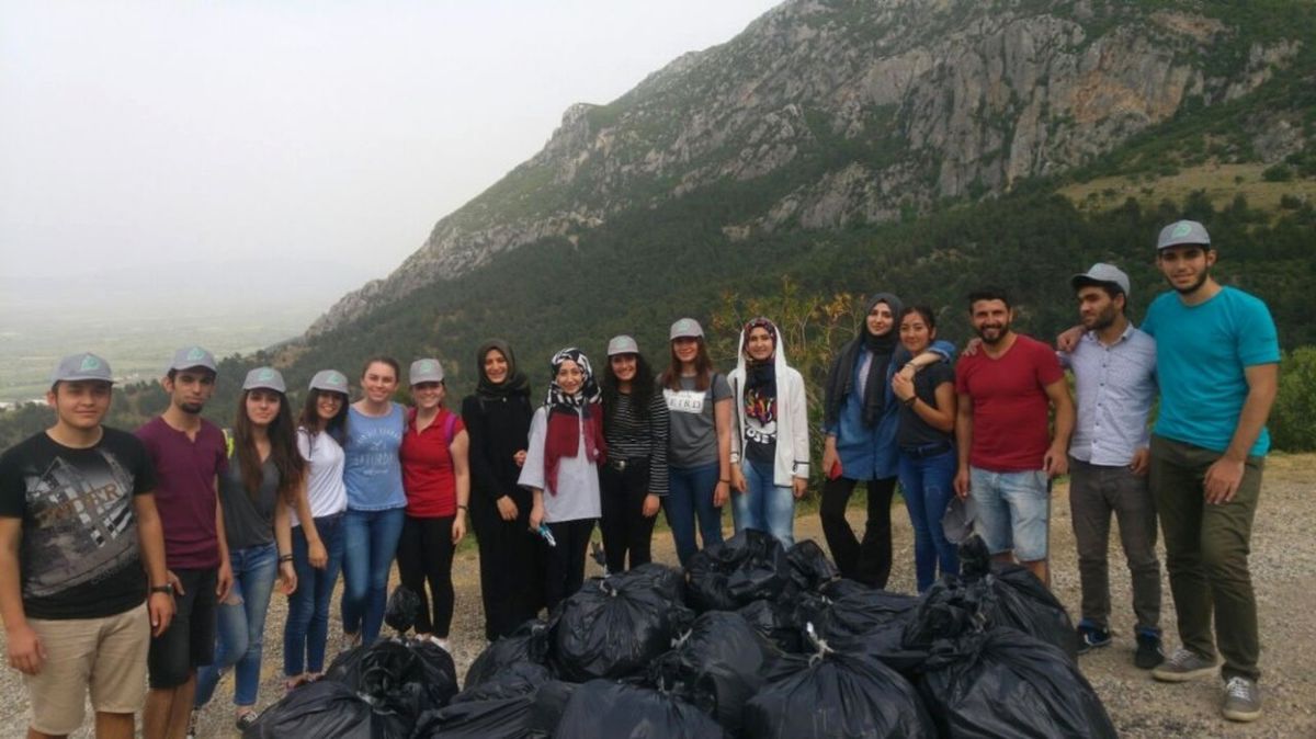 Üniversitelilerden Spil\'de Temizlik Çalışması