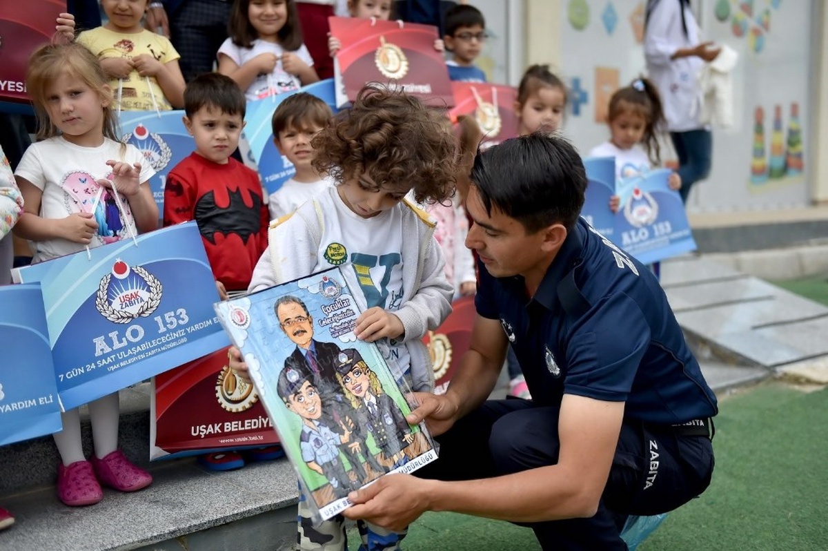 Uşak\'ta Zabıta Miniklere Trafik Kurallarını Öğretiyor