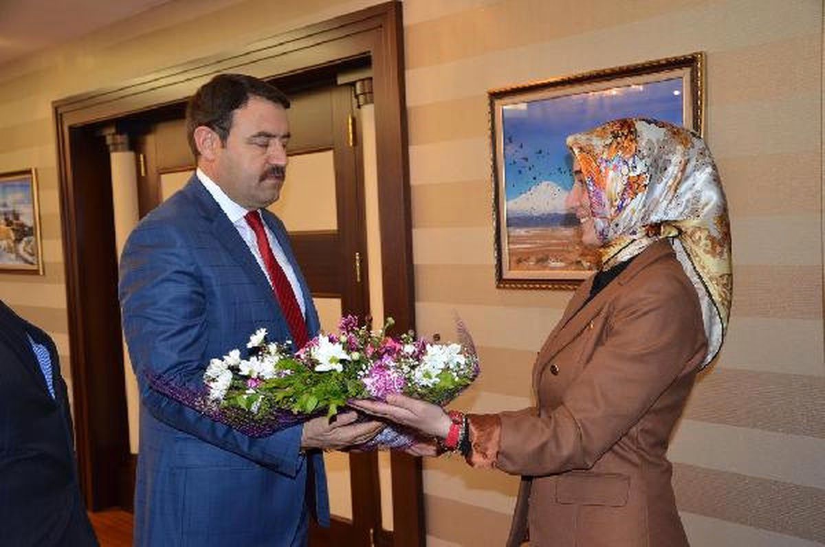 Vali Işın Atanan Öğretmenlere: Siz Yetiştirirseniz Kimse Eline Silah Almaz