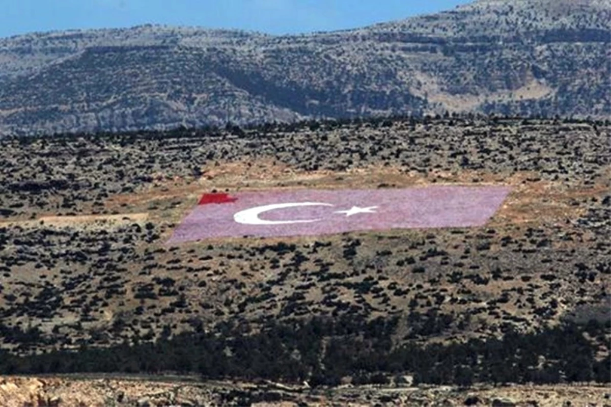 21 Dönümlük Türk Bayrağının Yeniden Boyanmasına Başlandı