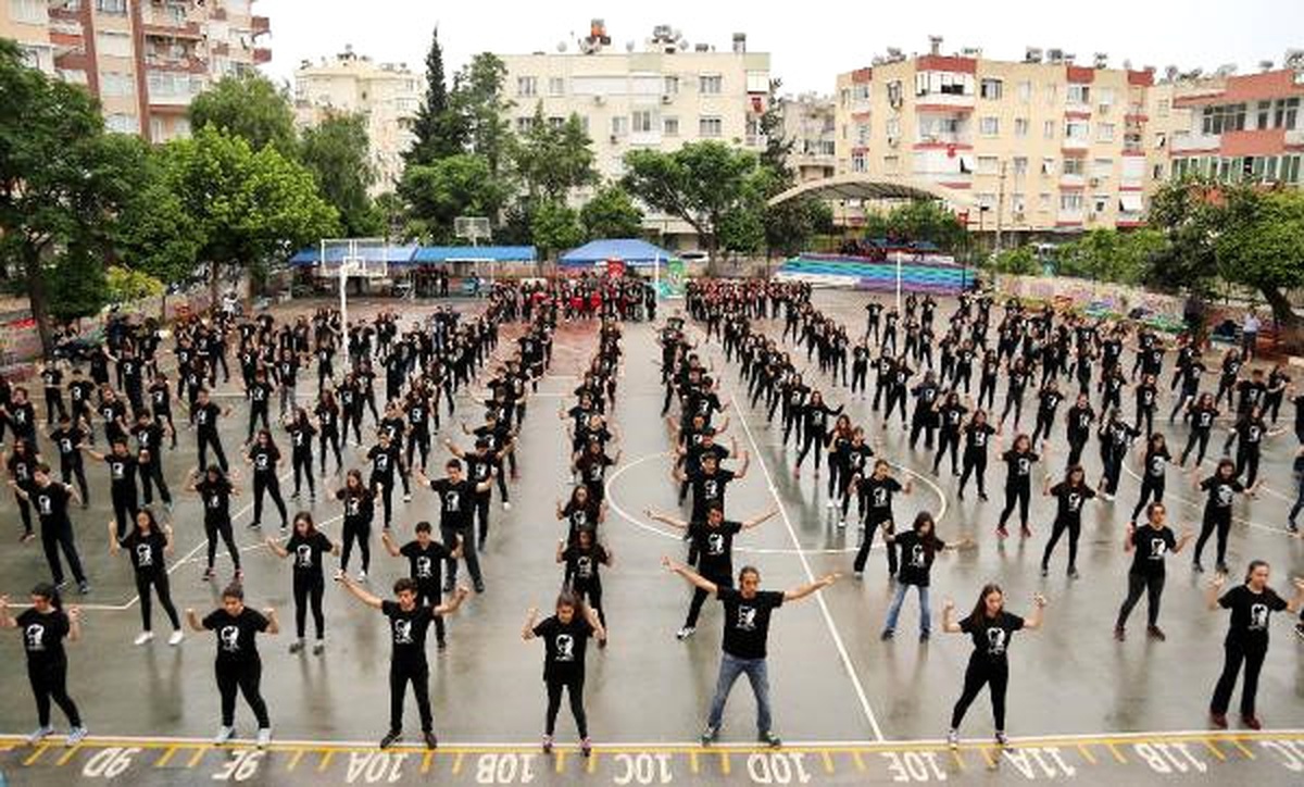 300 Öğrenci Yağmur Altında Harmandalı Oynadı