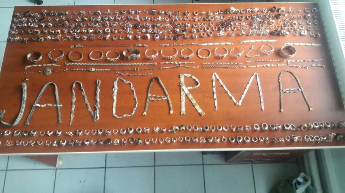 4 Kilogram Takıyı Çalarken Kameralara Takıldılar