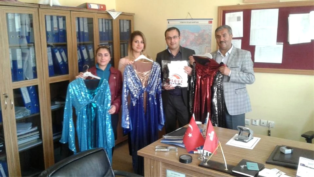 AK Parti İlçe Başkanı Çevik\'ten Folklor Ekine Kıyafet Desteği