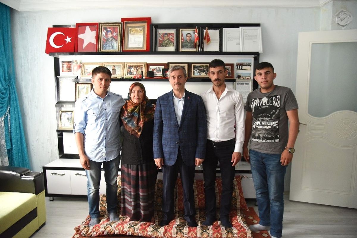 Başkan Mehmet Tahmazoğlu\'ndan Şehit Annelerini Evlerinde Ziyaret Etti