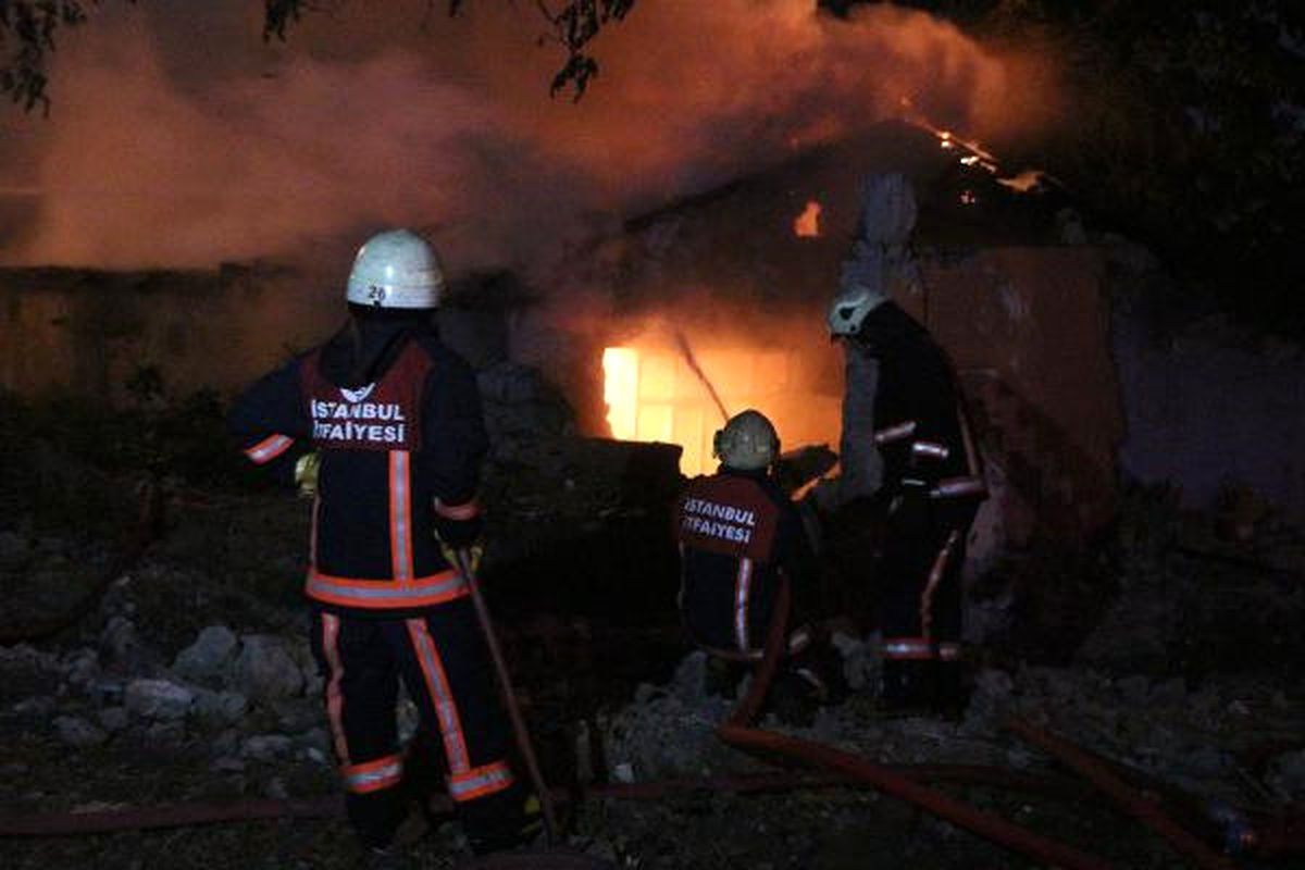 Beyoğlu\'nda Gecekondu Alev Alev Yandı