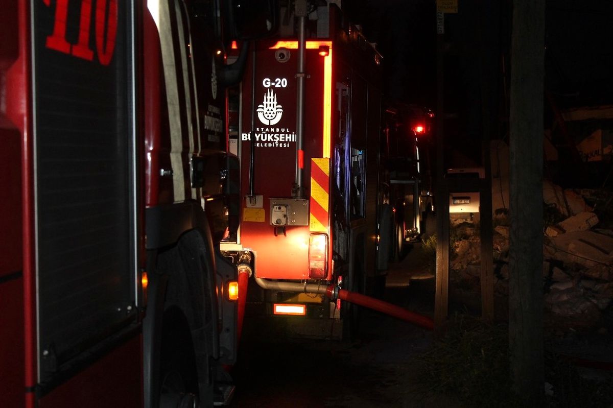 Beyoğlu\'nda Metruk Bina Yangını