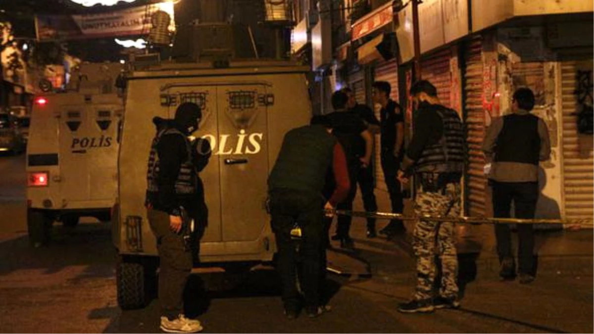 Beyoğlu\'nda Zırhlı Polis Aracına Ateş Açıldı (1)
