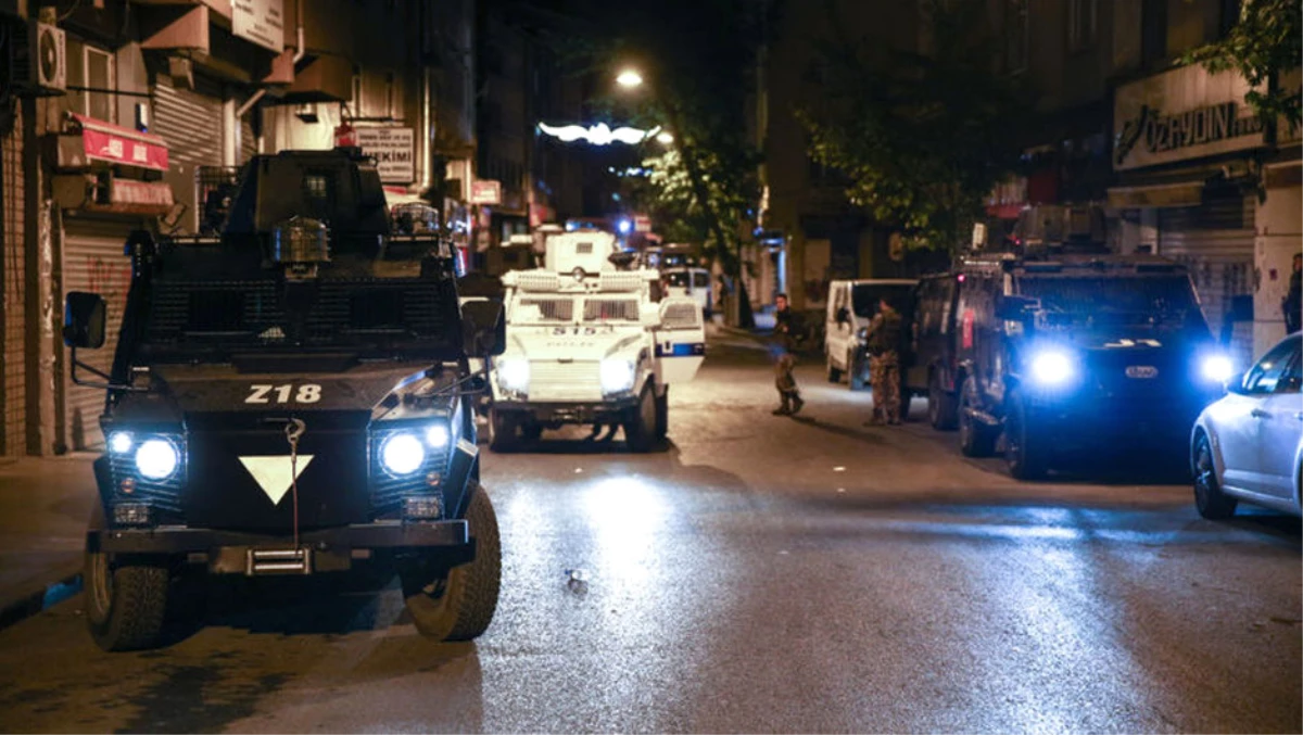 Beyoğlu\'nda Zırhlı Polis Aracına Ateş Açıldı