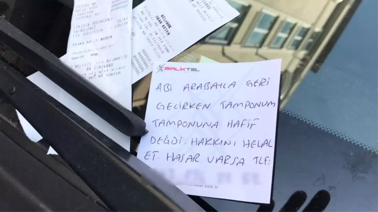 Çarptığı Aracın Camına Not Bıraktı: Abi Geri Gelirken Tampon, Tampona Hafif Değdi