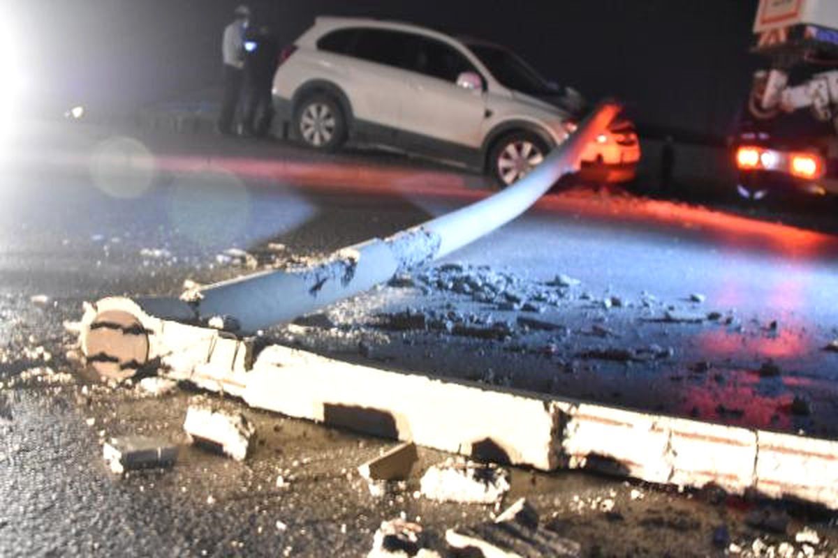 Çarptığı Beton Direk Cipin Üzerine Devrildi, Sürücü Yaralandı