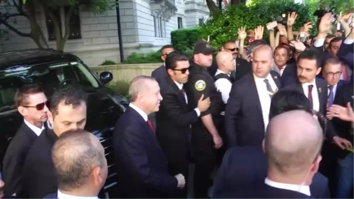 Cumhurbaşkanı Erdoğan, Türkiye\'nin Washington Büyükelçiliği Rezidansı Önünde Vatandaşları Selamladı