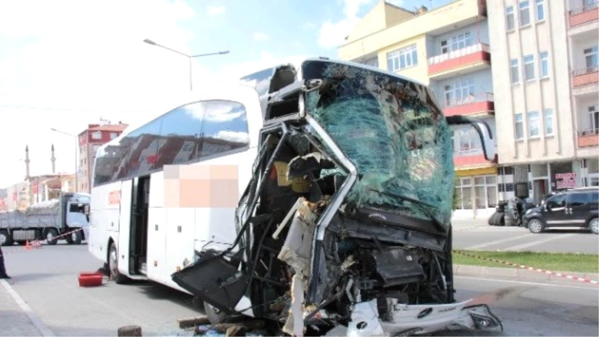 Dha Yurt: Yolcu Otobüsü Demir Yüklü Tır\'a Çarptı: 1 Ölü, 20 Yaralı
