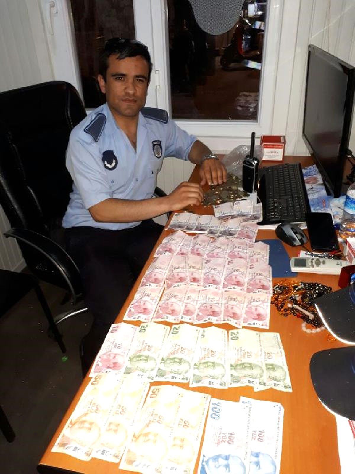 Dilencinin Üzerinden 840 Lira Çıktı
