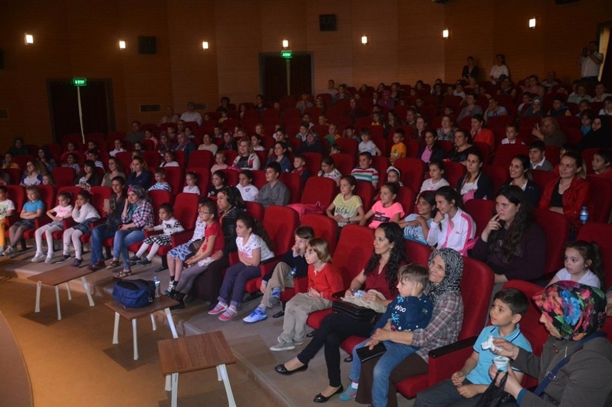 Dönüşüm İyi Gelecek" Tiyatro Oyunu İlgiyle İzlendi