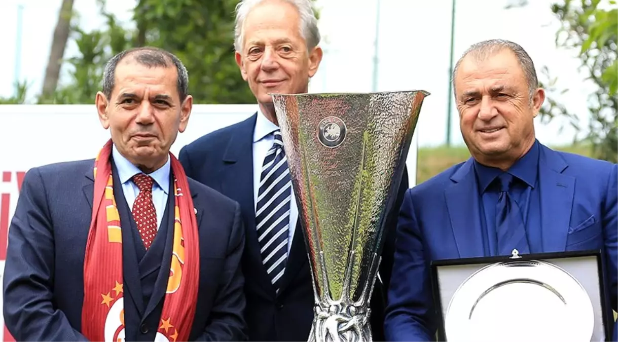 Dursun Özbek, Faruk Süren ve Fatih Terim\'e Plaket Verdi