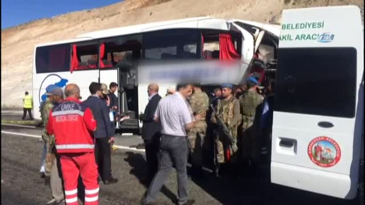 Elazığ\'da Otobüs Kazası: 1 Ölü, 30 Yaralı