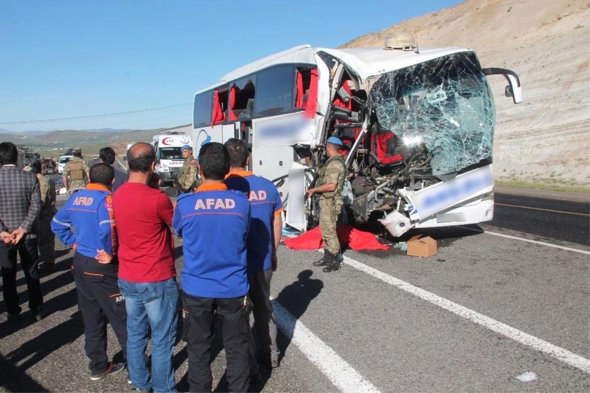 Elazığ\'da Otobüs Tıra Çarptı: 2 Ölü, 30 Yaralı