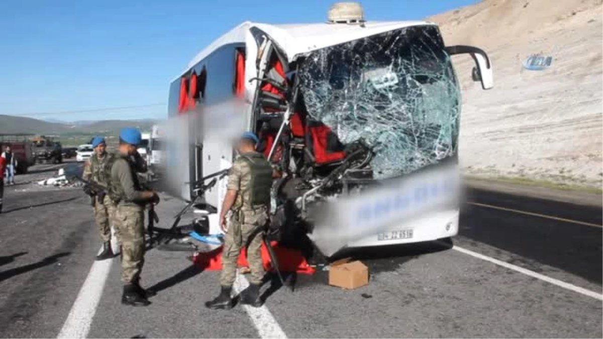 Elazığ\'da Otobüs Tıra Çarptı: 2 Ölü, 30 Yaralı