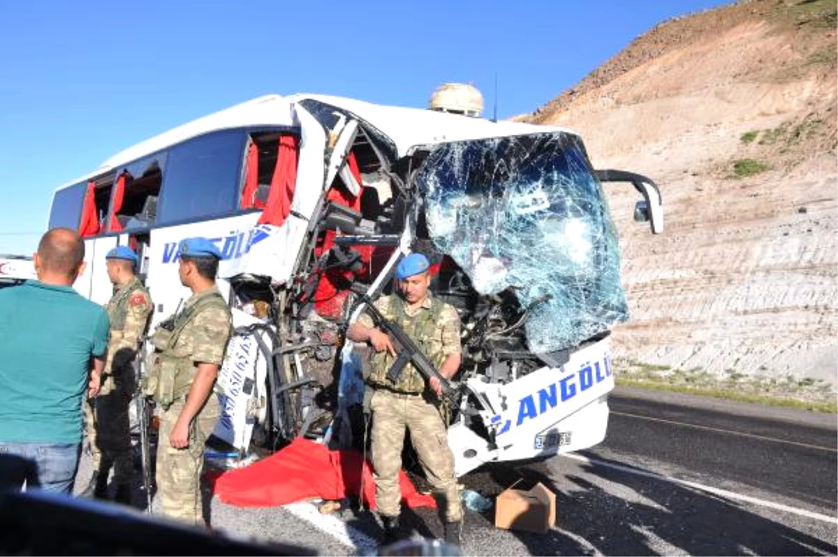 Elazığ\'da Yolcu Otobüsü TIR\'a Çarptı: 2 Ölü, 20 Yaralı