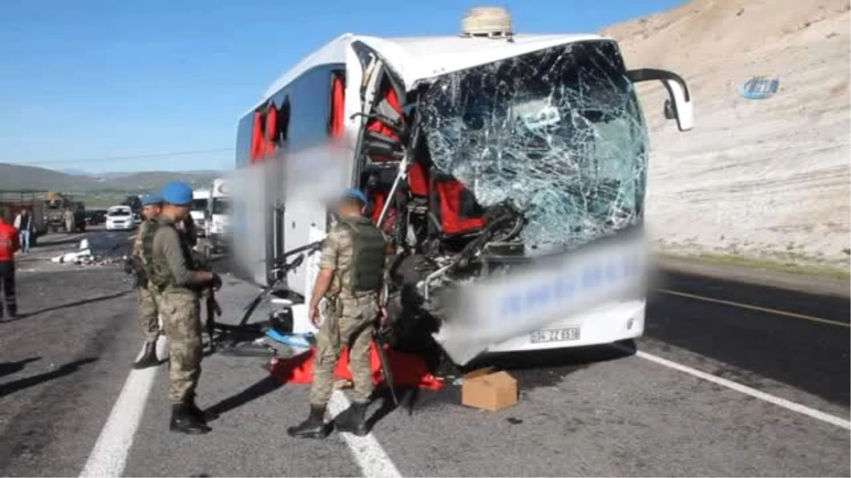 Elazığ\'daki Otobüs Kazasını Anlatan Fotoğraf