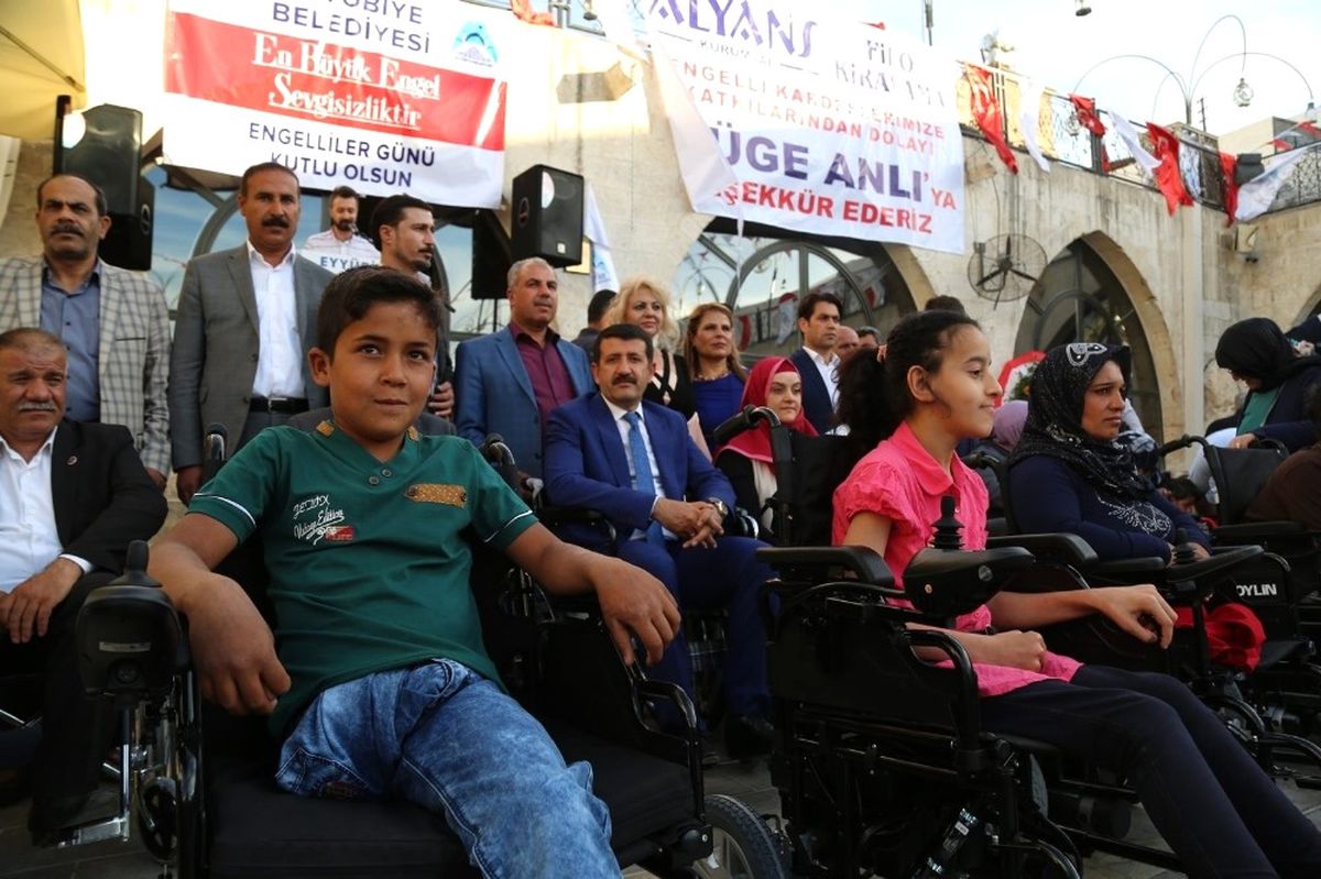 Eyyübiye\'de Engellilere Tekerlekli Sandalye Dağıttı
