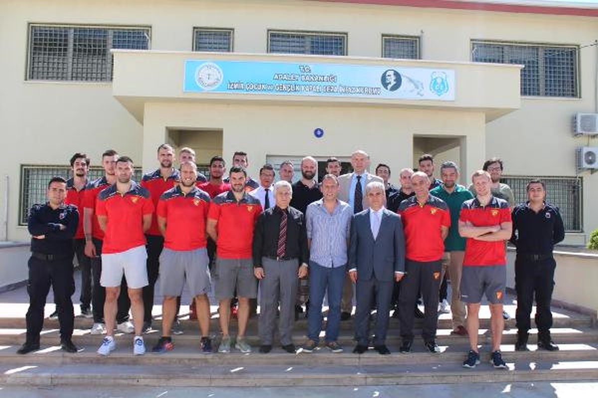 Göztepe Hentbol Takımı Cezaevindeki Çocukları Ziyaret Etti