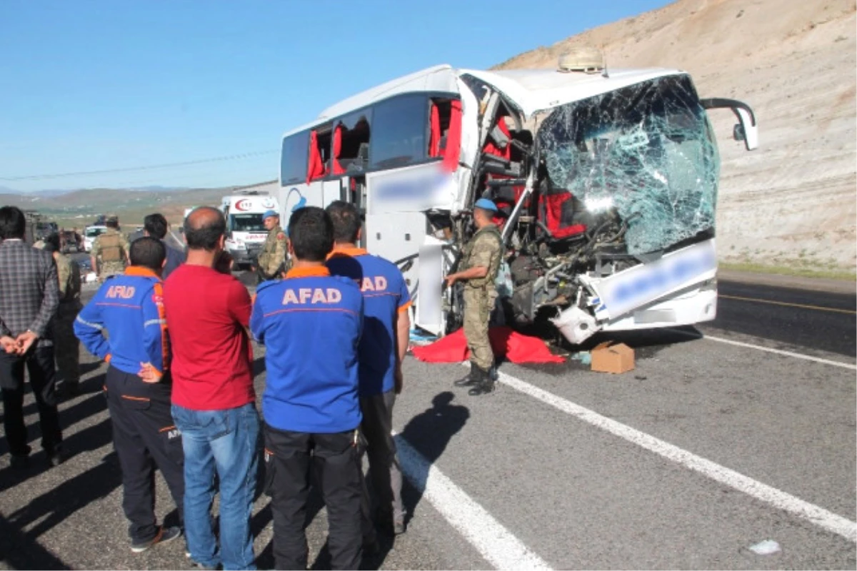 Güncelleme 2 - Elazığ\'da Trafik Kazası: 2 Ölü, 30 Yaralı