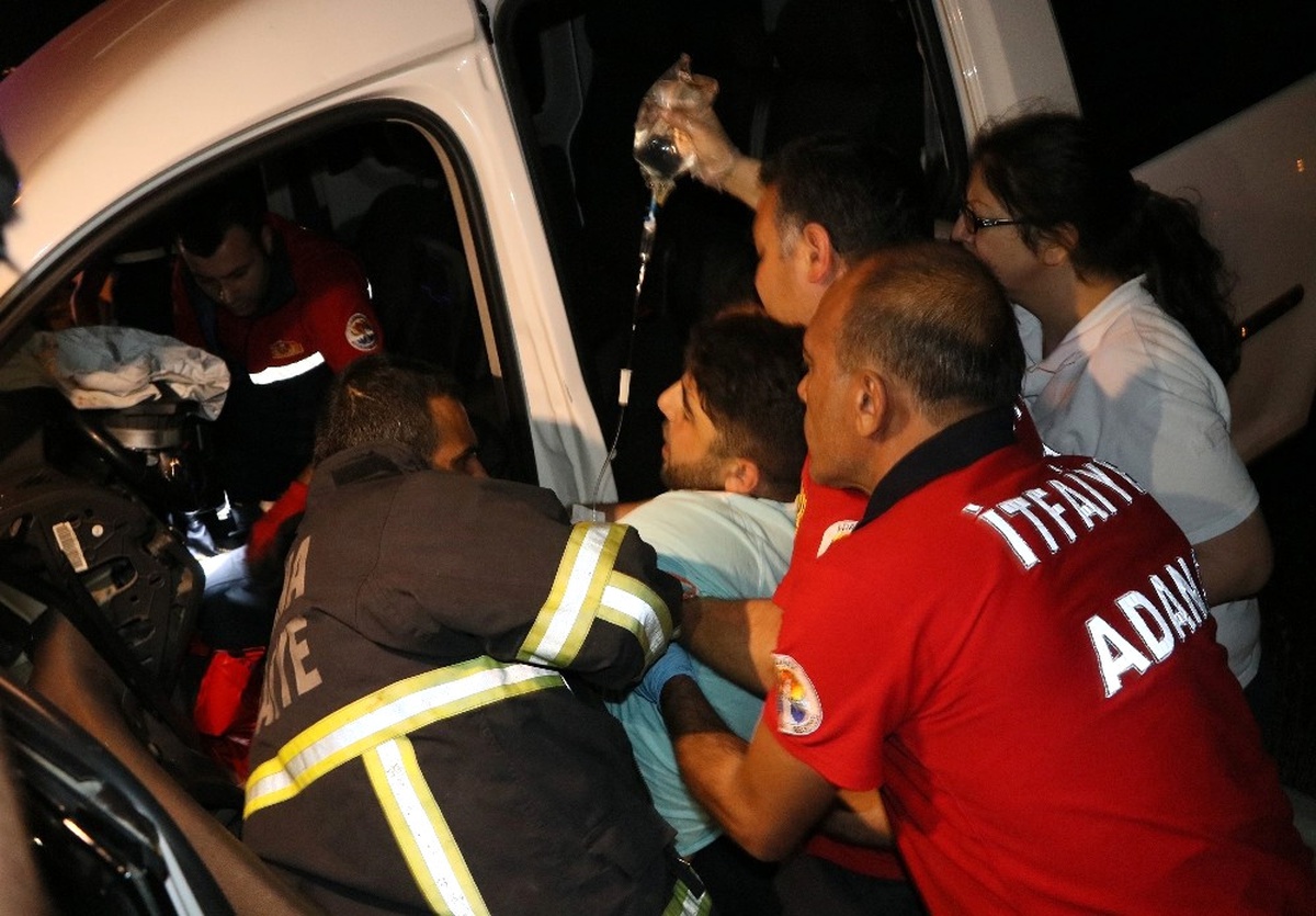 İki Araç 80 Kilometre Hızla Kafa Kafaya Çarpıştı: 4 Yaralı
