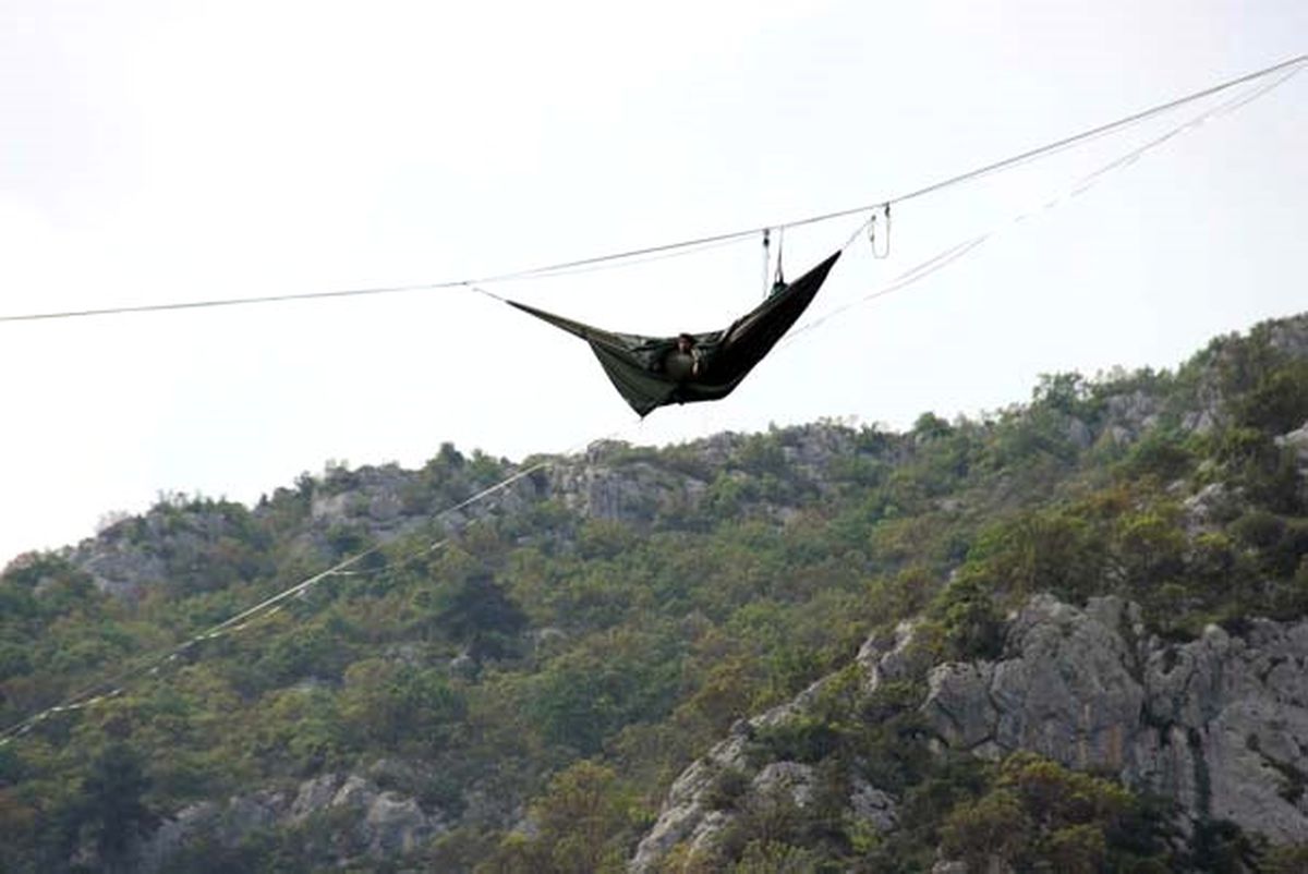 İngiliz Sporcu Rekor İçin 50 Saattir İp Üzerinde Yaşıyor