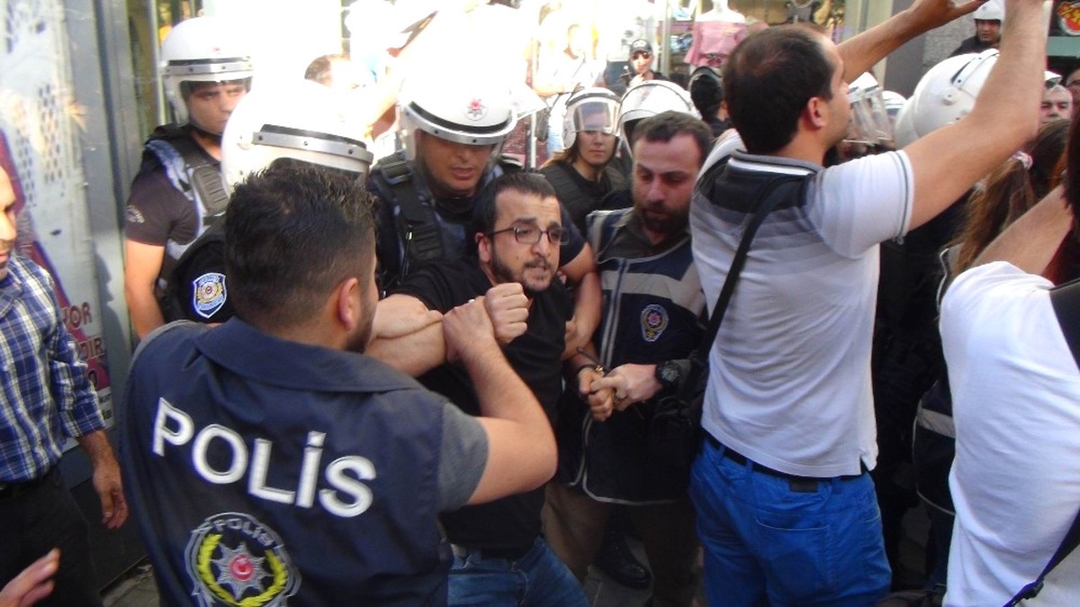 Kesk\'in İzinsiz Basın Açıklamasına Müdahale: 30 Gözaltı