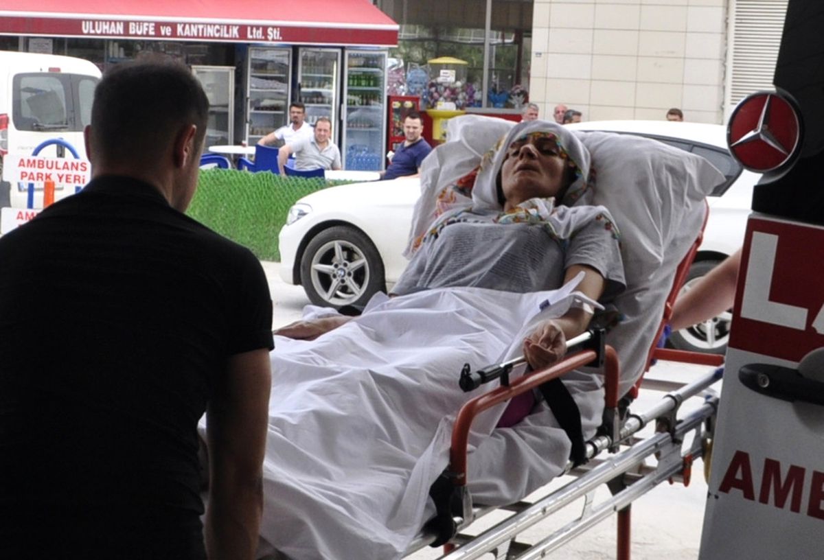 Kiracılar Ev Sahibi Yaşlı Kadını Hastanelik Etti, Mahalle Karıştı