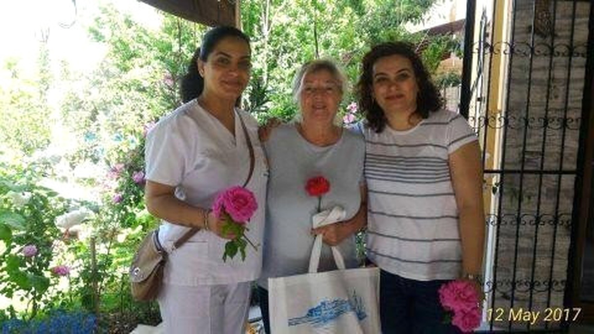 Kuşadası Belediyesi, Evde Bakın Hizmeti Sunduğu Anneleri Unutmadı