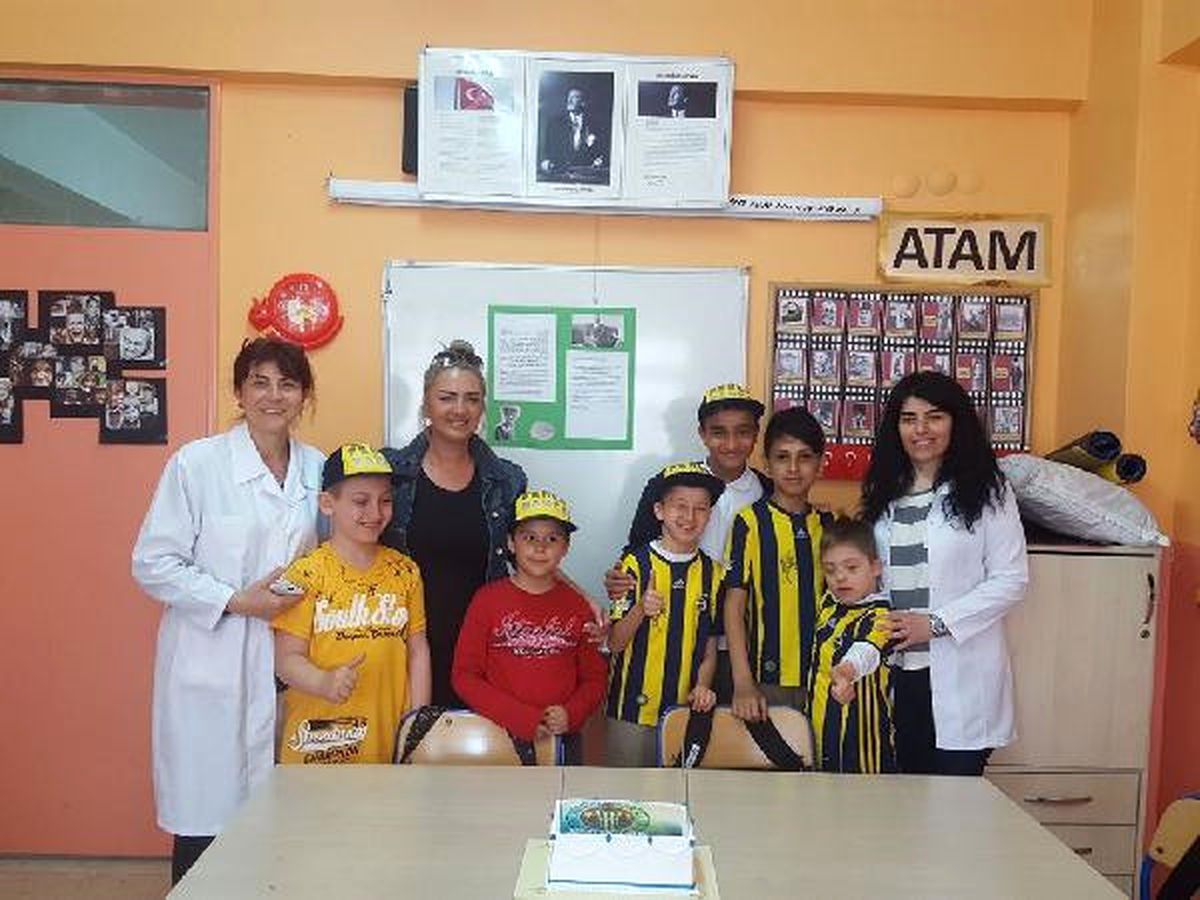 Lens, Engelli Öğrencilere Forma Hediye Etti