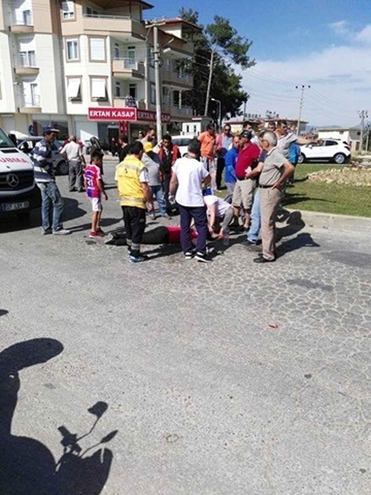 Manavgat\'ta Otomobil ile Motosiklete Çarptı: 2 Yaralı