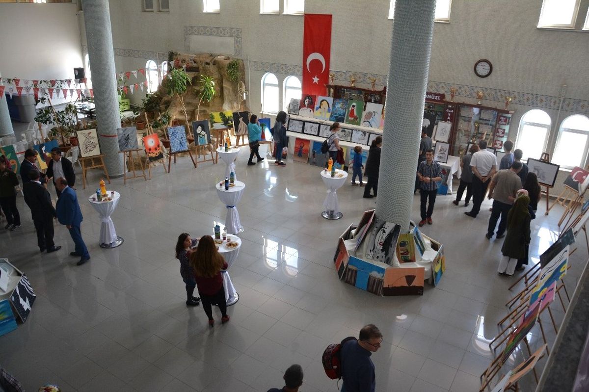 Öğrencilerden Resim Sergisi
