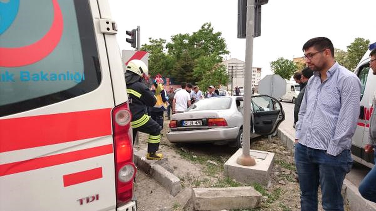 Otomobil ile Minibüs Çarpıştı: 8 Yaralı