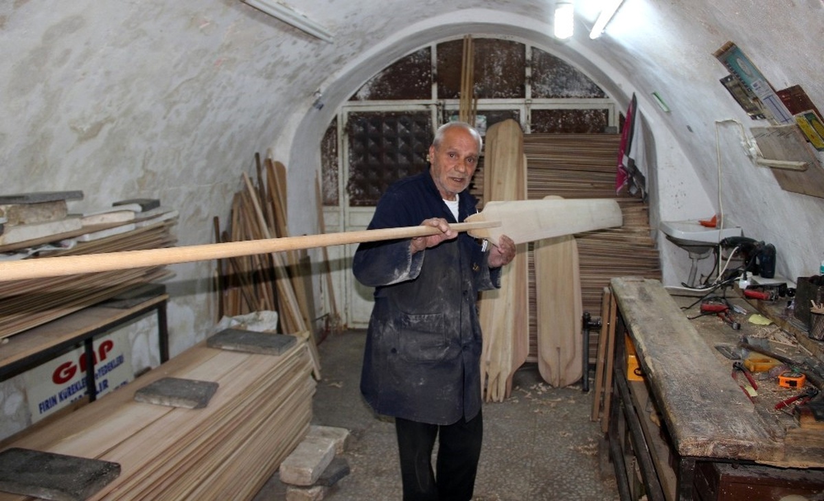 77\'lik Usta Yaptığı Kürekleri Dünyaya İhraç Ediyor