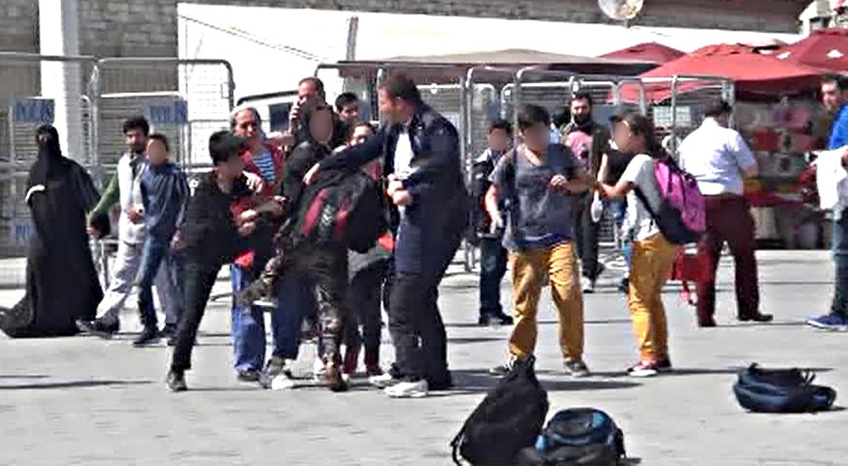 Taksim Meydanı\'nda İlkokul Öğrencileri Birbirine Girdi