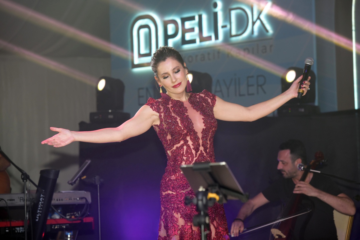 Peli Parke Yeni Kapılarını Funda Arar\'la Tanıttı 