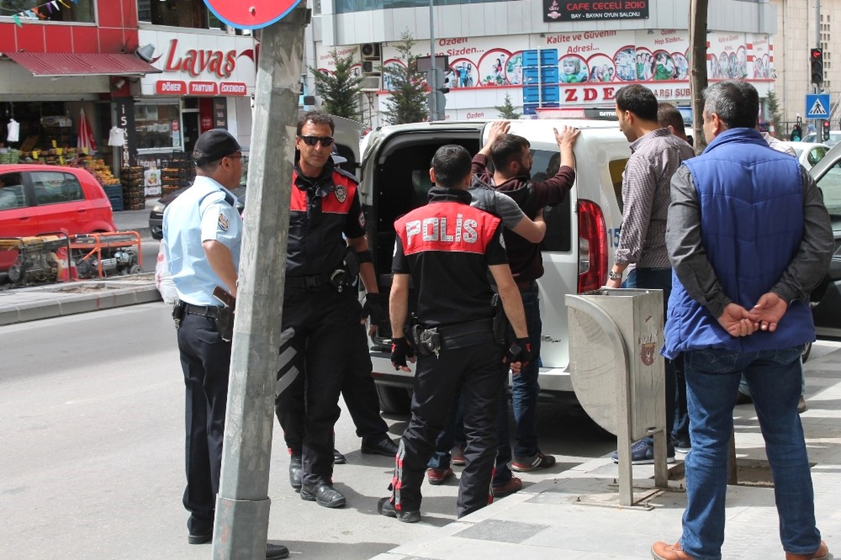 Polislerden \'Huzurlu Sokaklar\' Uygulaması