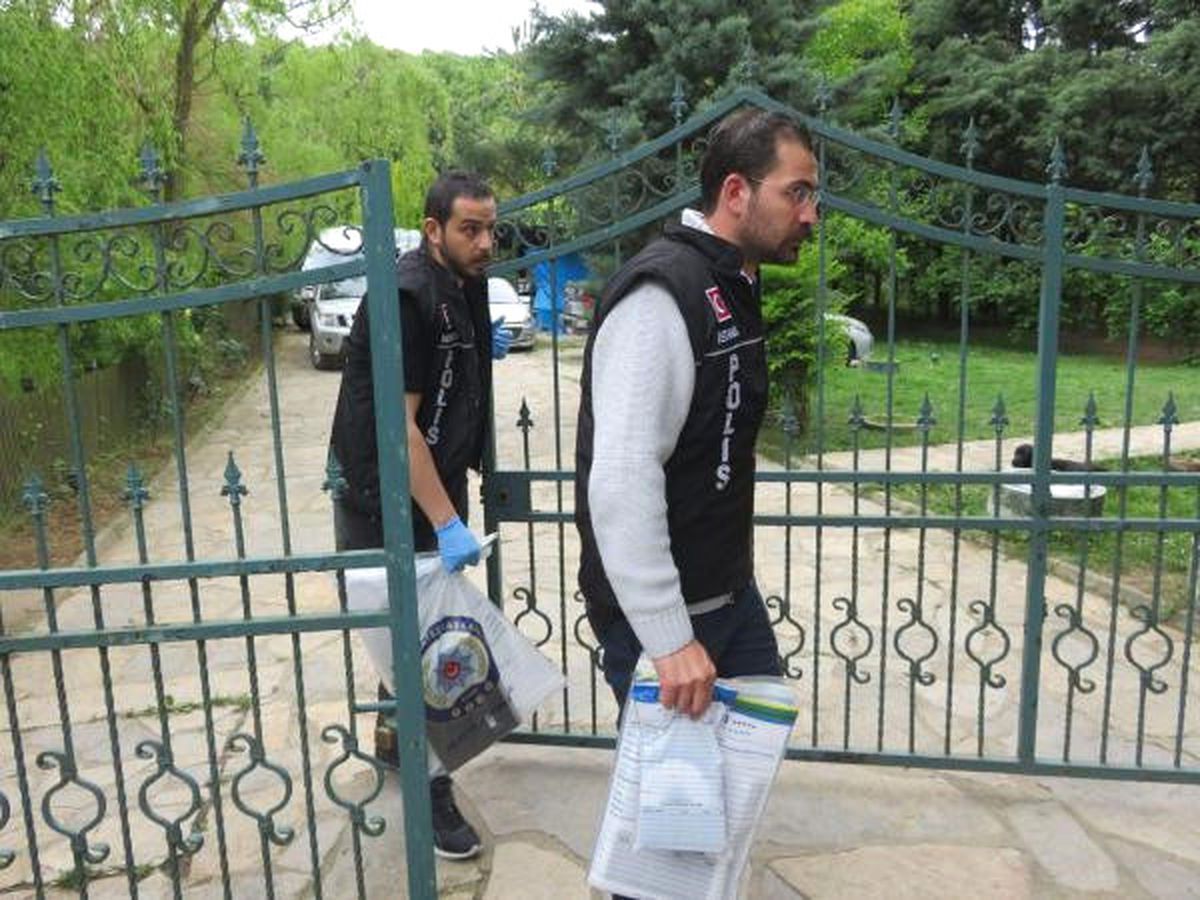 Sedat Şahin\'in Gözaltına Alındığı Operasyon; Evden Kelepçeli Kişi ile Delil Torbası Çıkarıldı