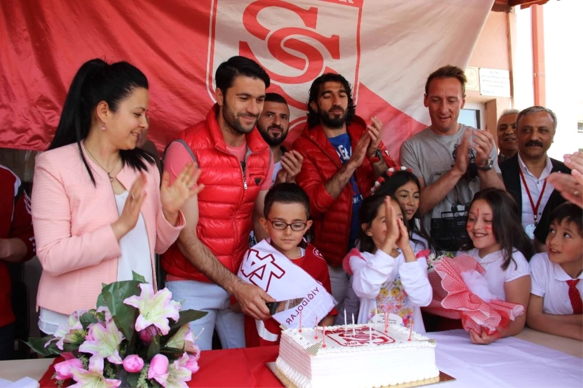 Sivasspor Şampiyonluk Pastasını Çocuklarla Kesti