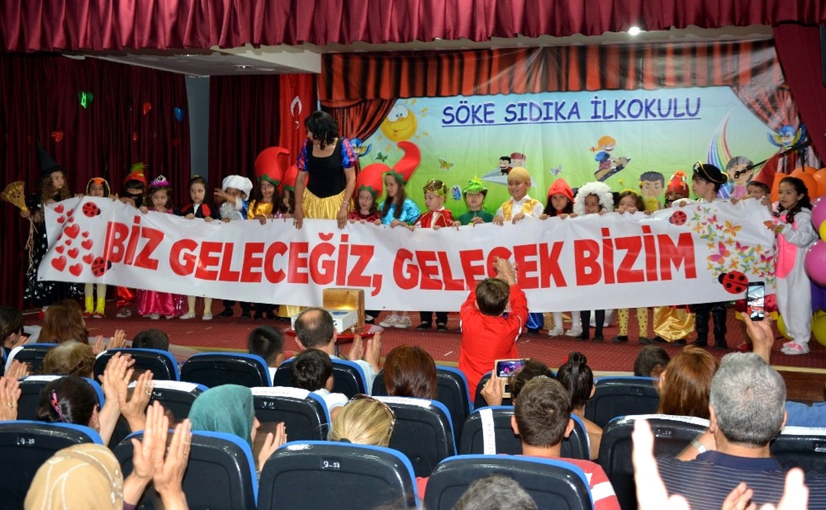 Söke\'de İlkokul Miniklerinin Gösterisi Beğeni Topladı