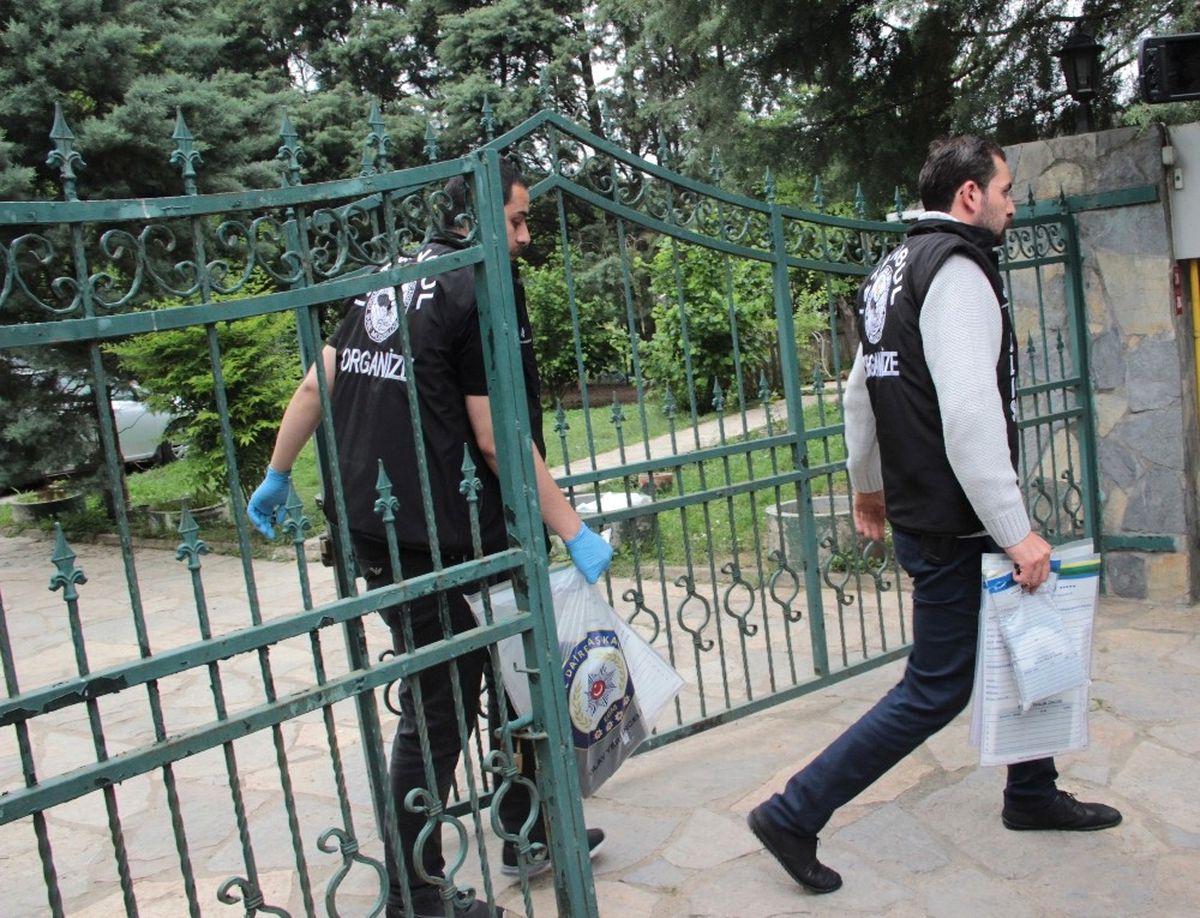 Suç Örgütü Lideri Sedat Şahin\'in Evinden Cephanelik Çıktı