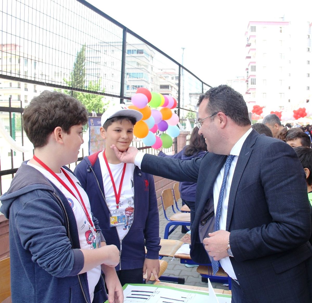 Taşçı\'dan Öğrencilere Halı Saha Müjdesi