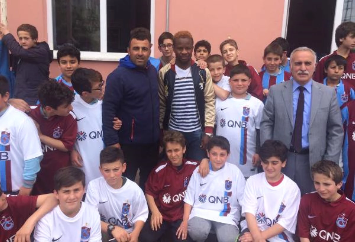 Trabzonsporlu Onazi, Öğrencilere Forma Dağıttı