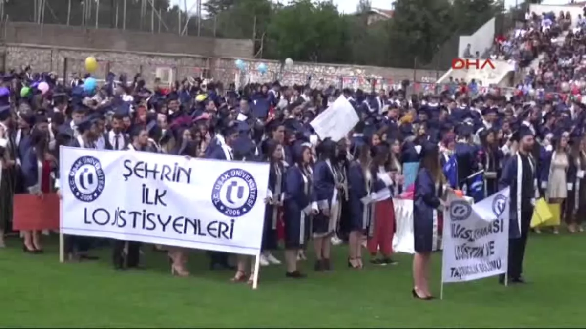 Uşak Üniversitesi\'nde Mezuniyet Coşkusu