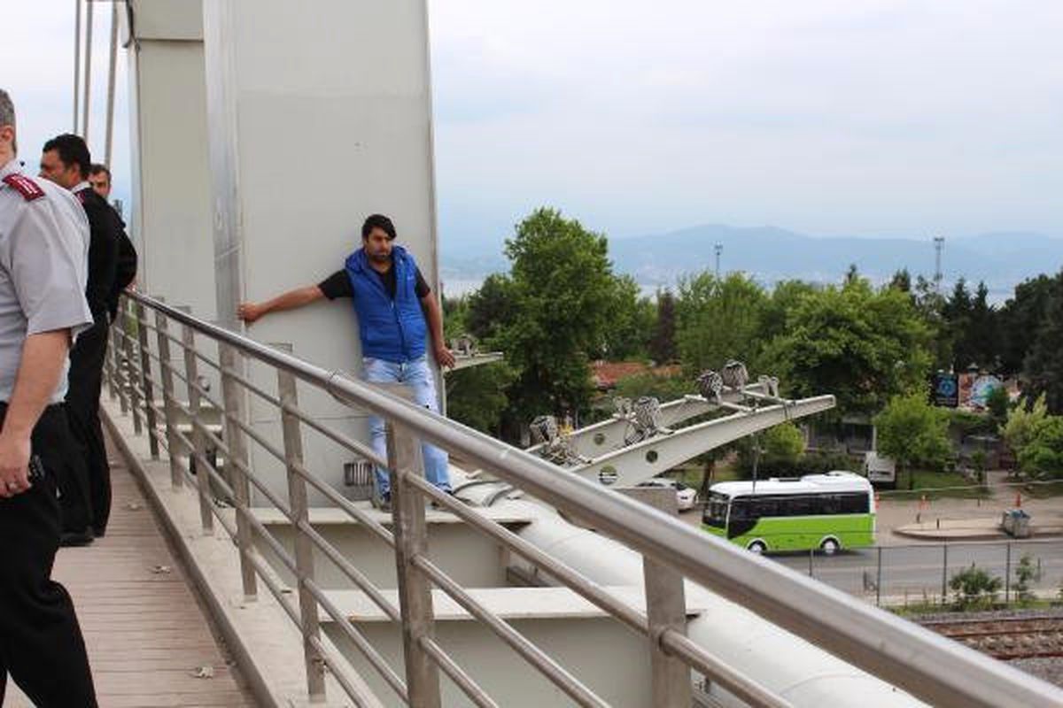 Üst Geçitte İntihara Kalkıştı