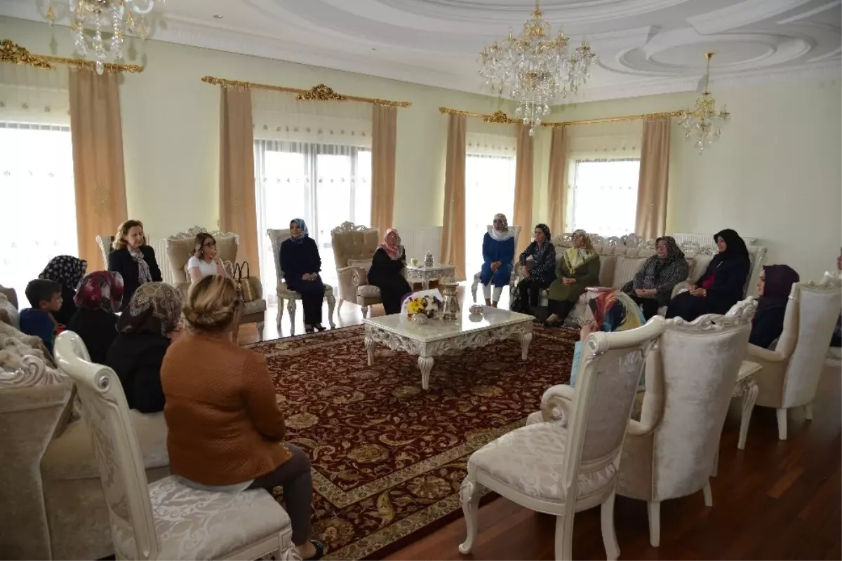 Vali Necati Şentürk\'ün Eşi Sevim Şentürk, Şehit Ailelerini Ağırladı