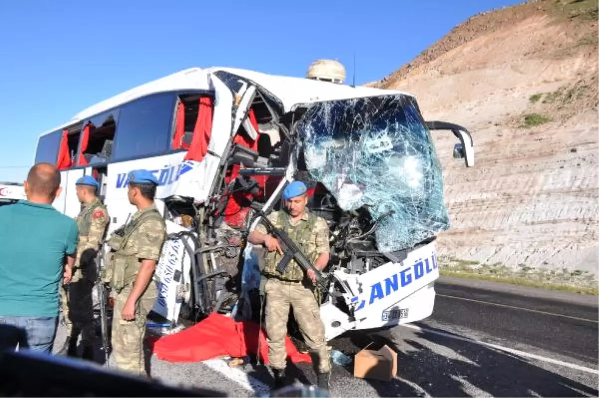 Yolcu Otobüsü Demir Yüklü Tır\'a Çarptı: 1 Ölü, 20 Yaralı